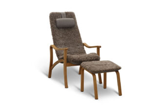 Gotland fåtölj i beige fårskinn/ek