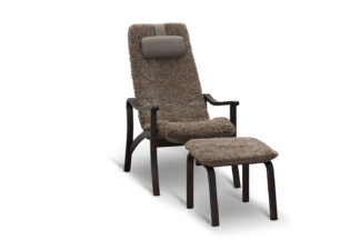 Gotland fåtölj i beige fårskinn/mörk ek