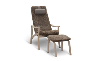 Gotland fåtölj i beige fårskinn/ljus ek