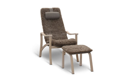 Gotland fåtölj i beige fårskinn/ljus ek