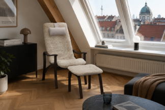 Gotland fåtölj i creme fårskinn/mörk ek